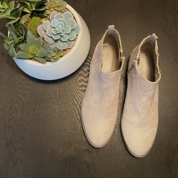 Low ankle booties size 8.5 - Picture 2 of 6